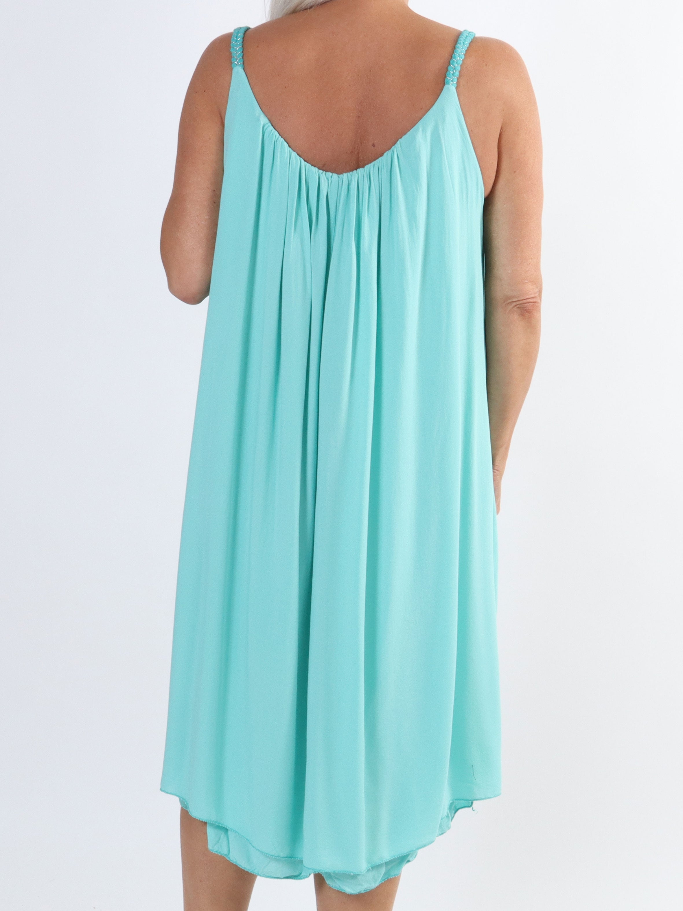 Asia Dress - Söt viskosklänning i plus size med flätade axelband